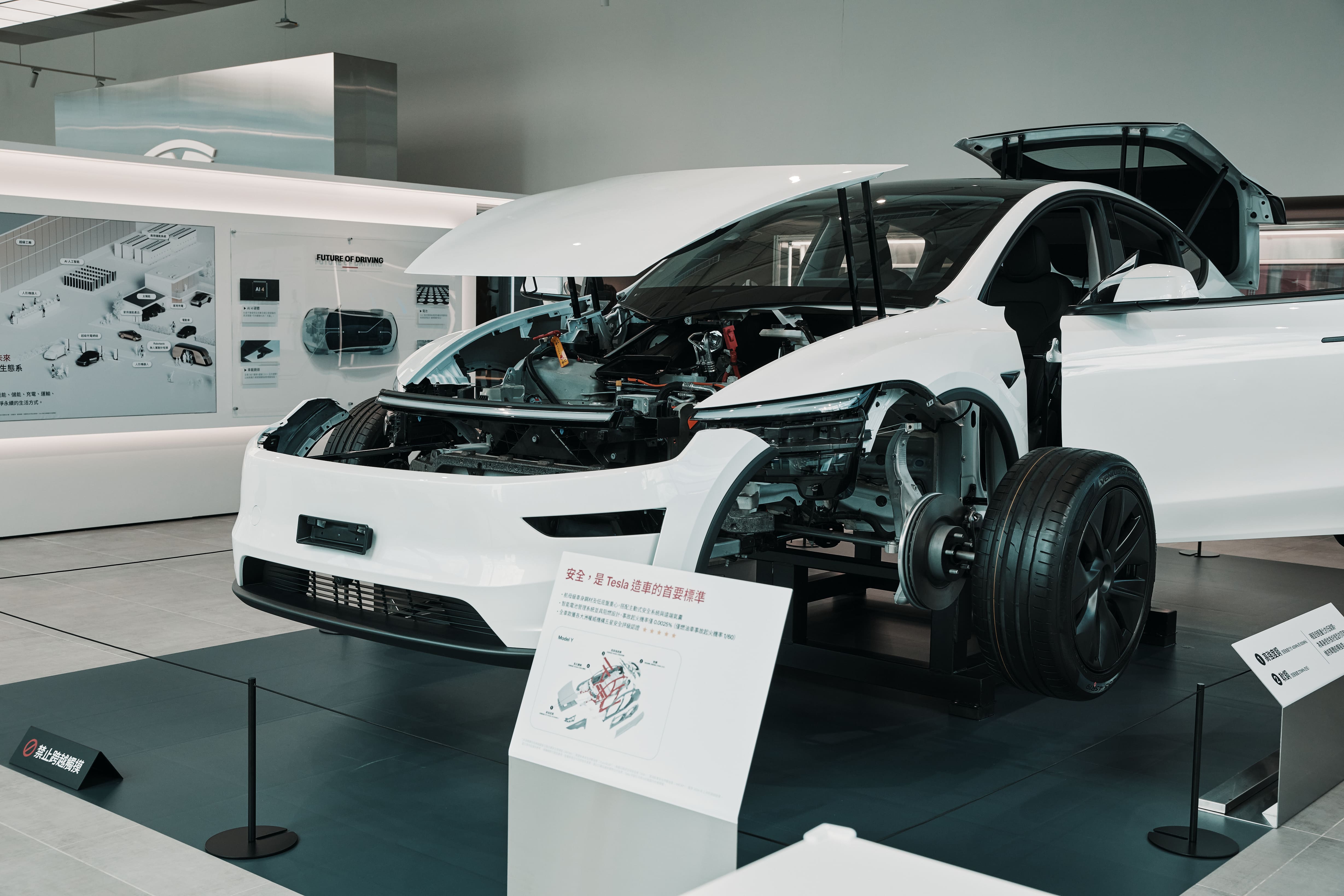 圖說：全台唯一 Tesla Museum 南港揭幕，慶祝在台 10 周年，推出本季新車主抽 10 股 Tesla 股票活動。